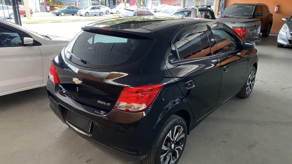 CHEVROLET Onix Hatch - Foto