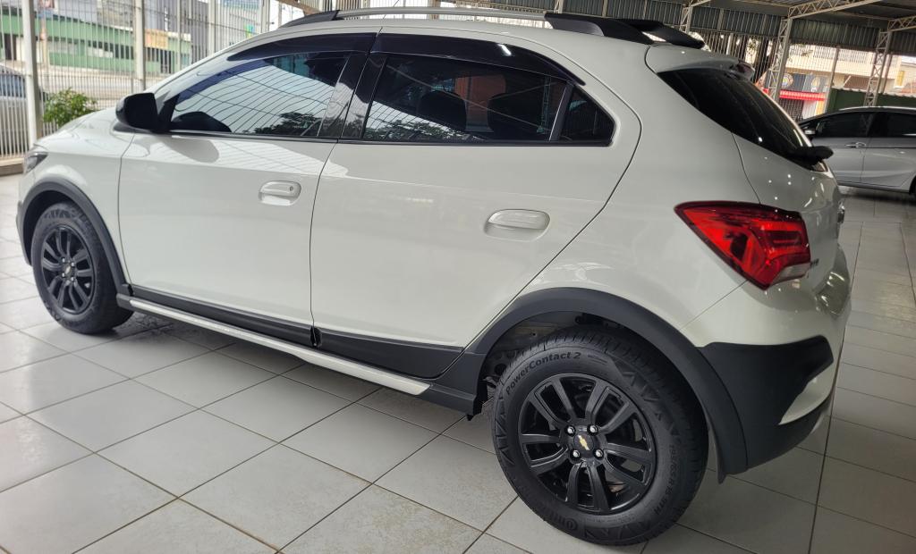 CHEVROLET Onix Hatch - Foto