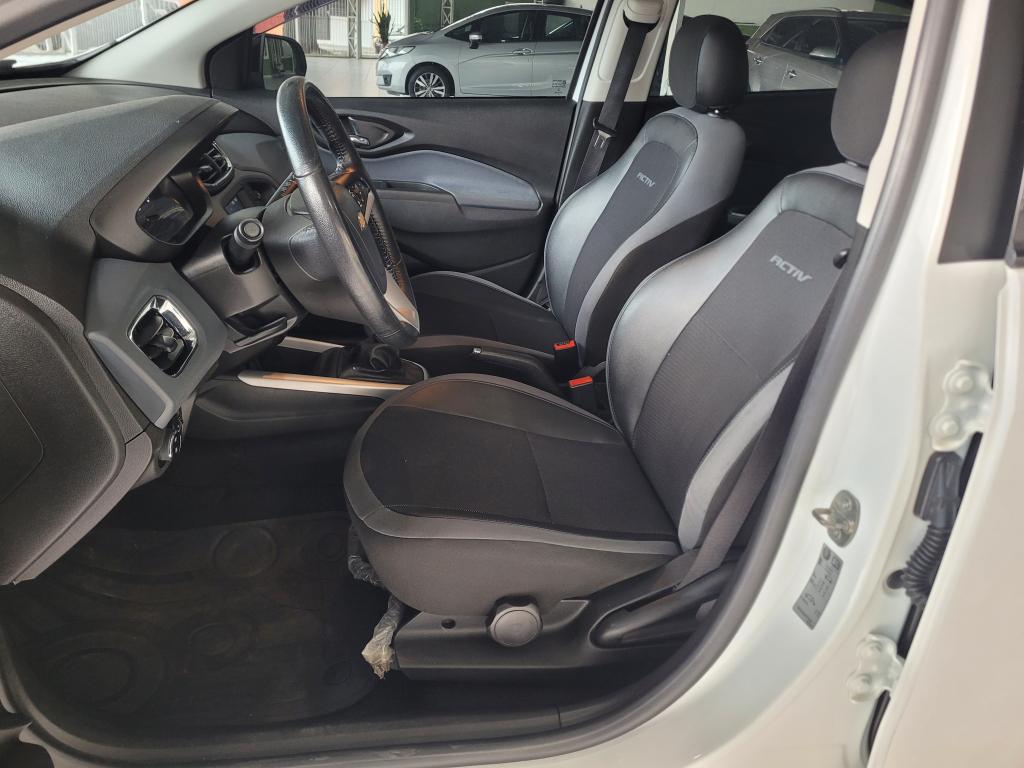 CHEVROLET Onix Hatch - Foto