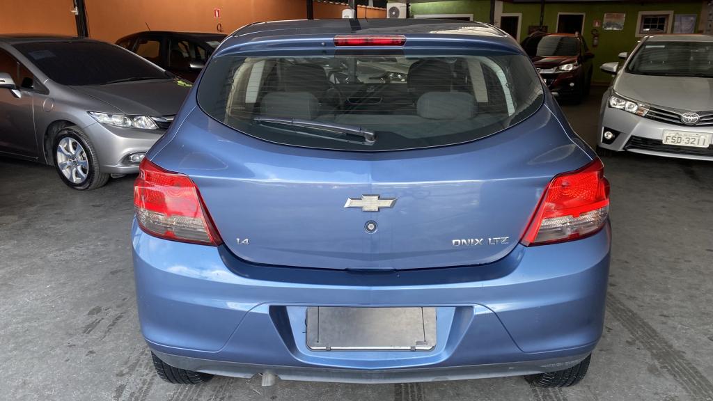 CHEVROLET Onix Hatch - Foto