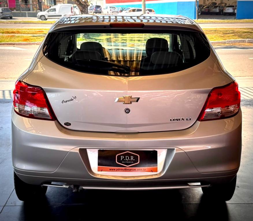 CHEVROLET Onix Hatch - Foto