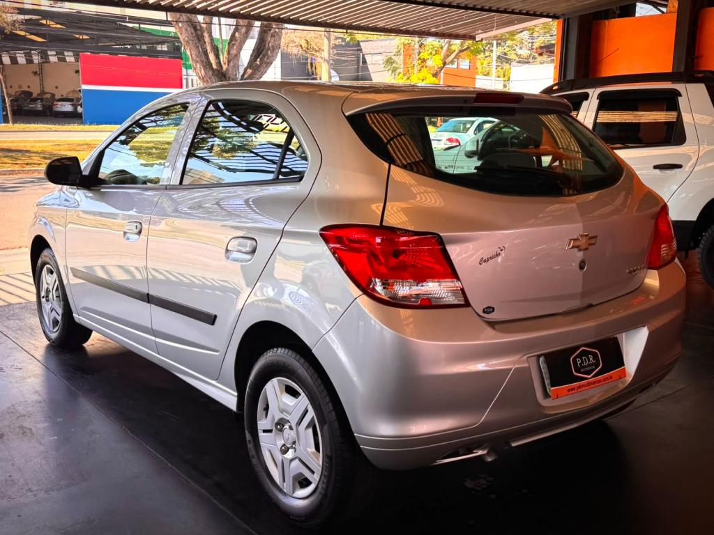 CHEVROLET Onix Hatch - Foto