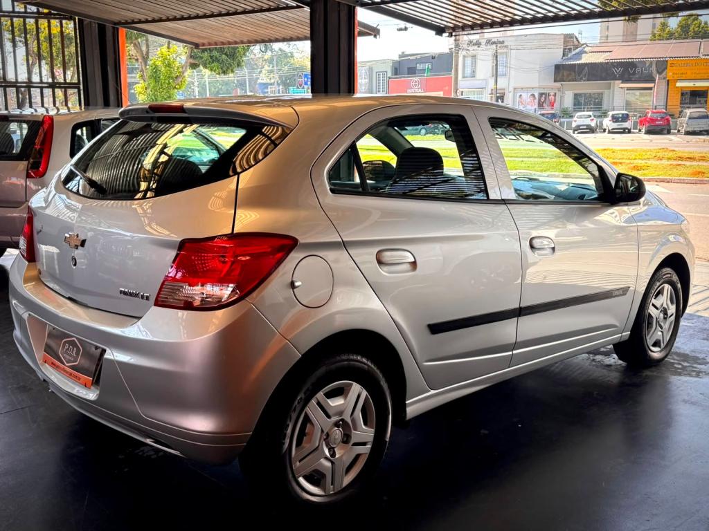 CHEVROLET Onix Hatch - Foto