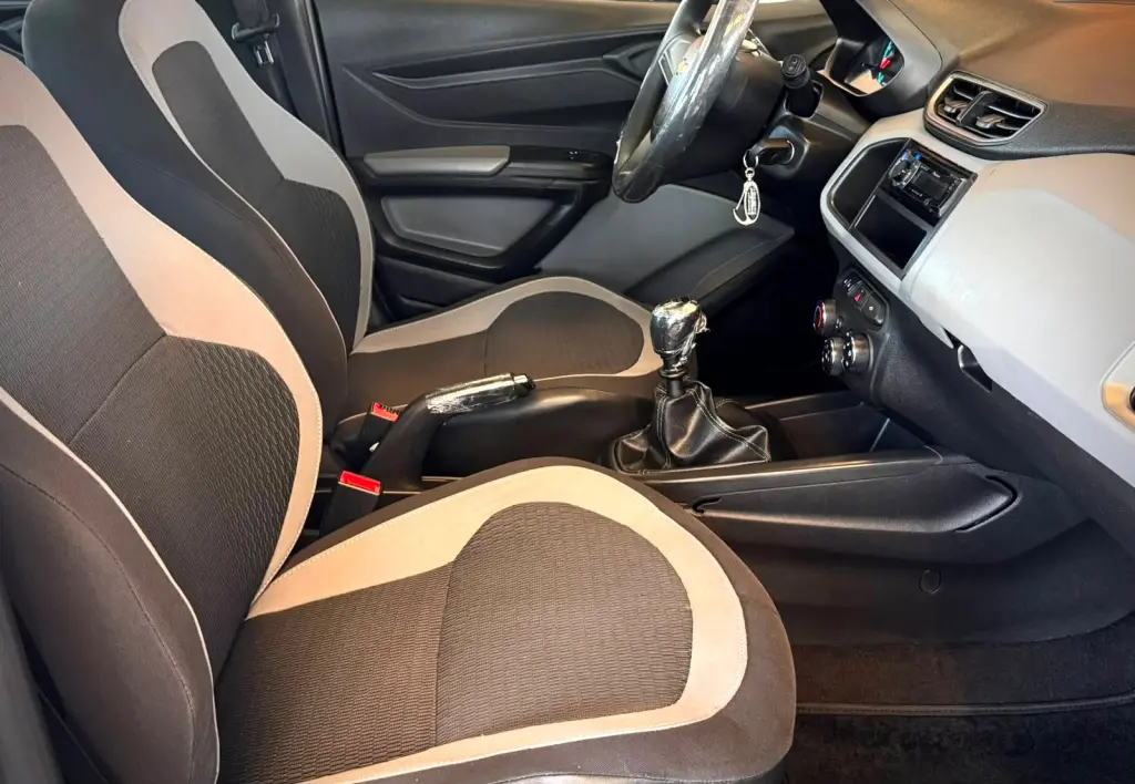 CHEVROLET Onix Hatch - Foto