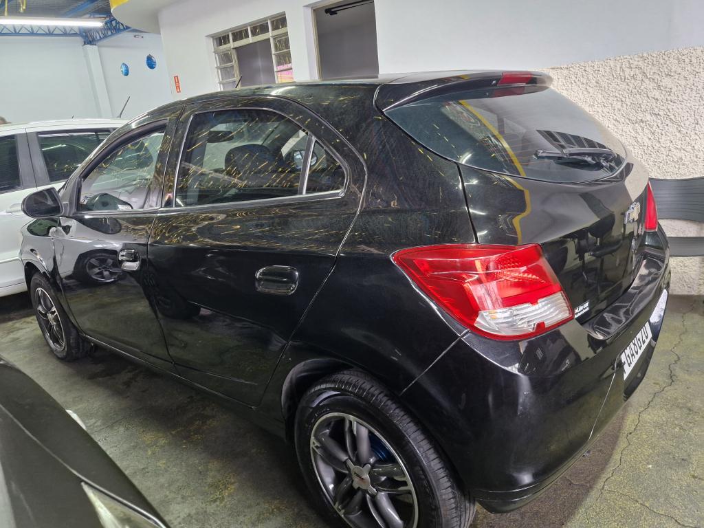 CHEVROLET Onix Hatch - Foto