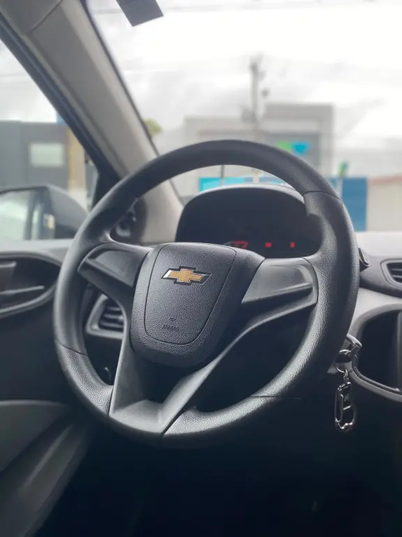 CHEVROLET Onix Hatch - Foto