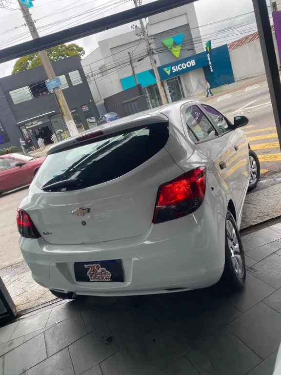 CHEVROLET Onix Hatch - Foto
