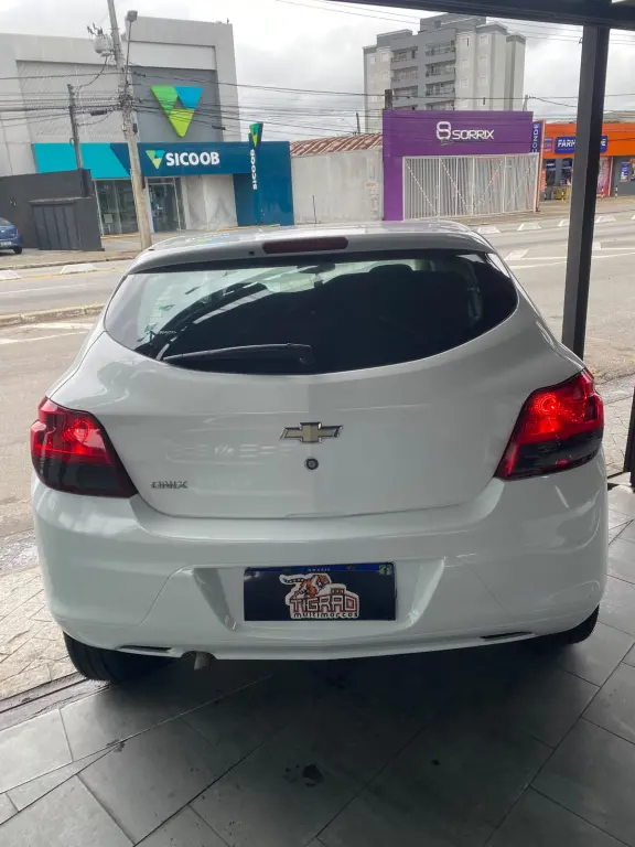 CHEVROLET Onix Hatch - Foto