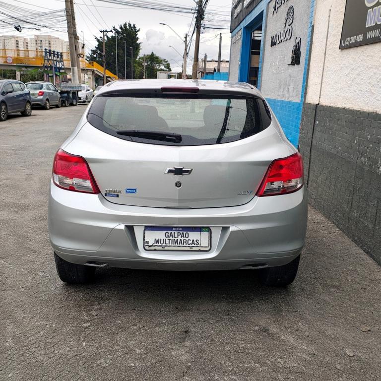 CHEVROLET Onix Hatch - Foto
