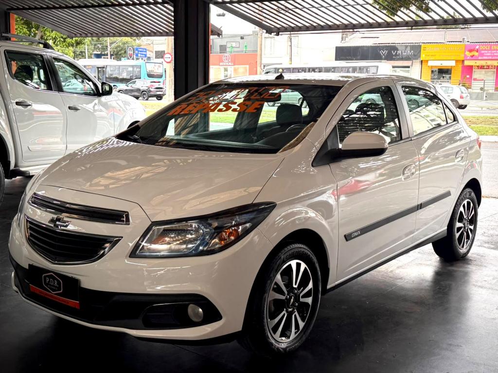 CHEVROLET Onix Hatch - Foto