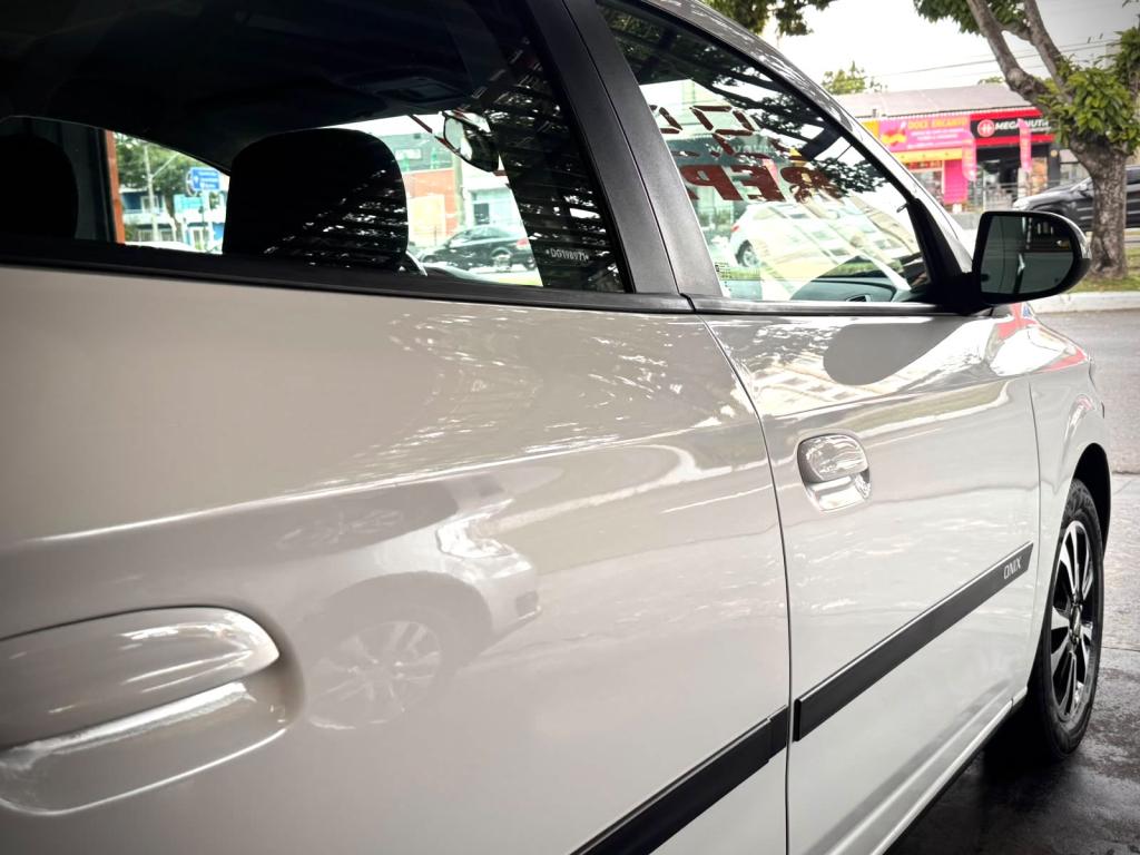 CHEVROLET Onix Hatch - Foto