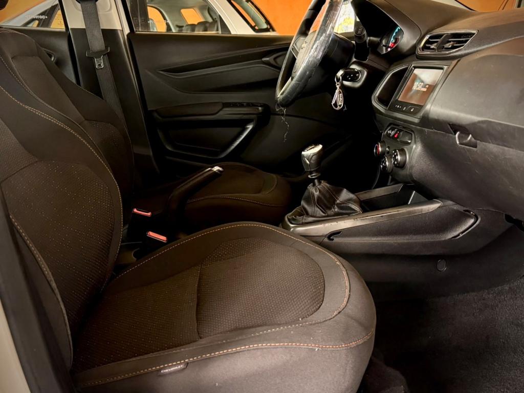 CHEVROLET Onix Hatch - Foto