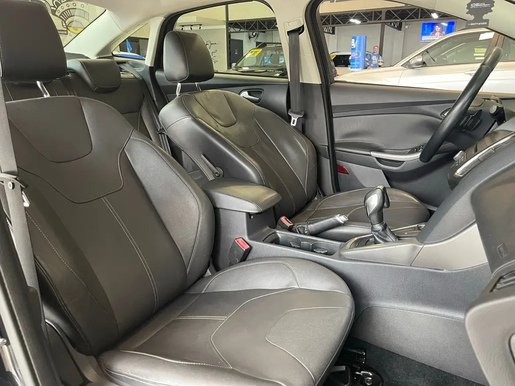 FORD Focus Sedan - Foto