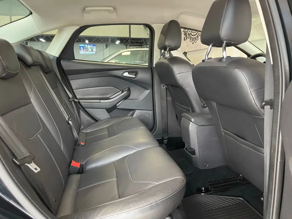 FORD Focus Sedan - Foto