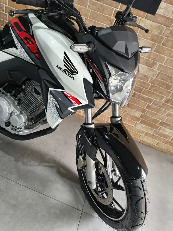 HONDA CB 250 F Twister - Foto