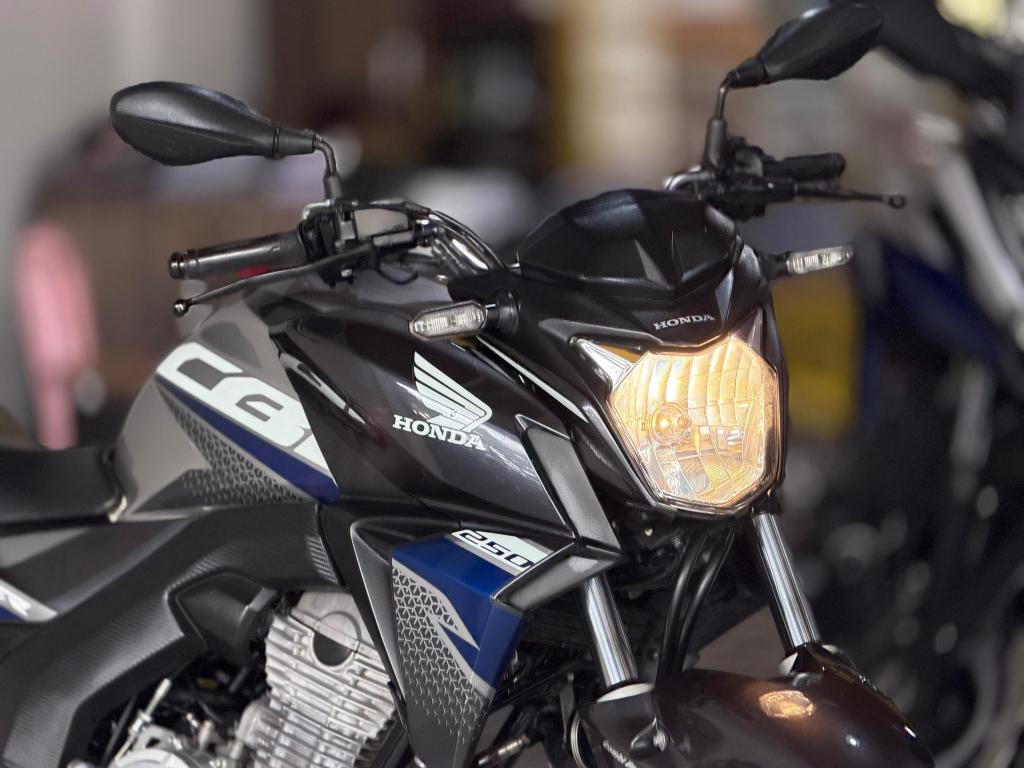 HONDA CB 250 F Twister - Foto