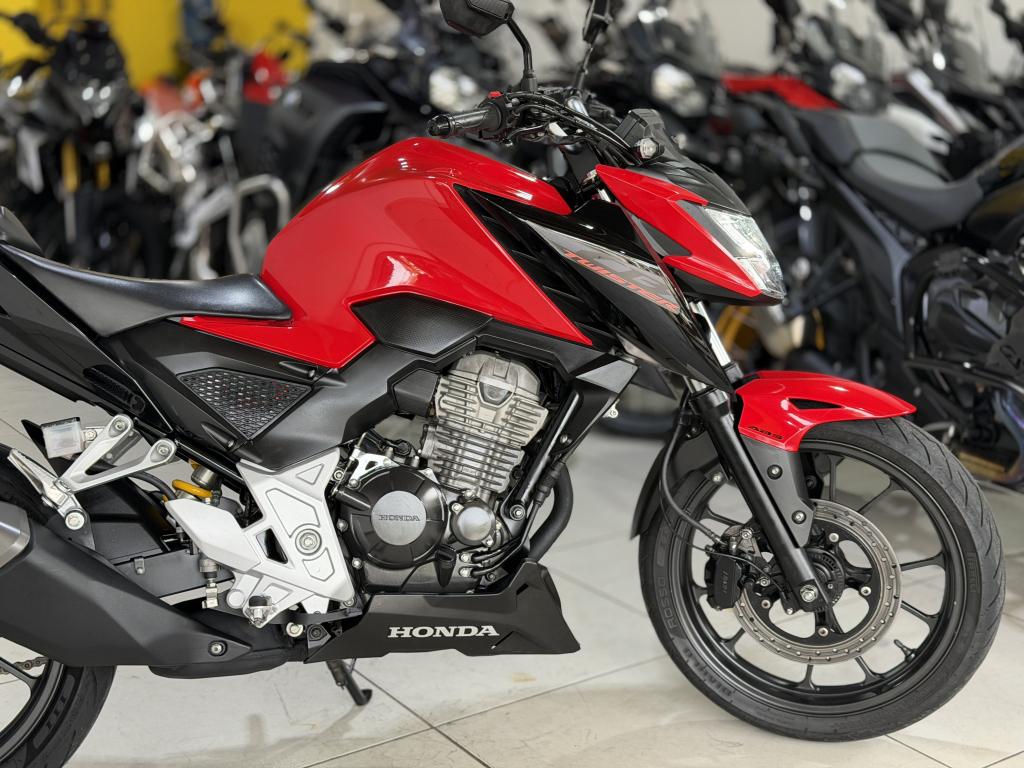 HONDA CB 300 F Twister - Foto