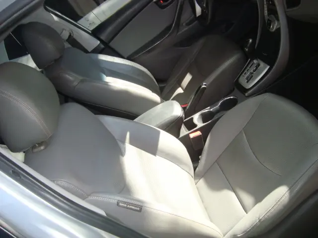 HYUNDAI Elantra - Foto