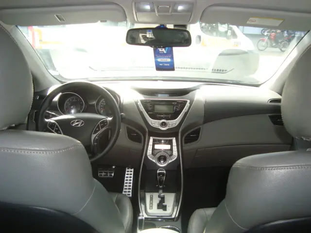 HYUNDAI Elantra - Foto