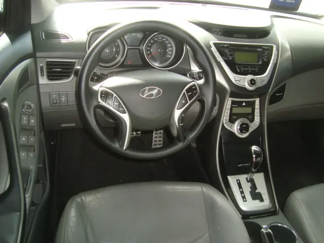 HYUNDAI Elantra - Foto