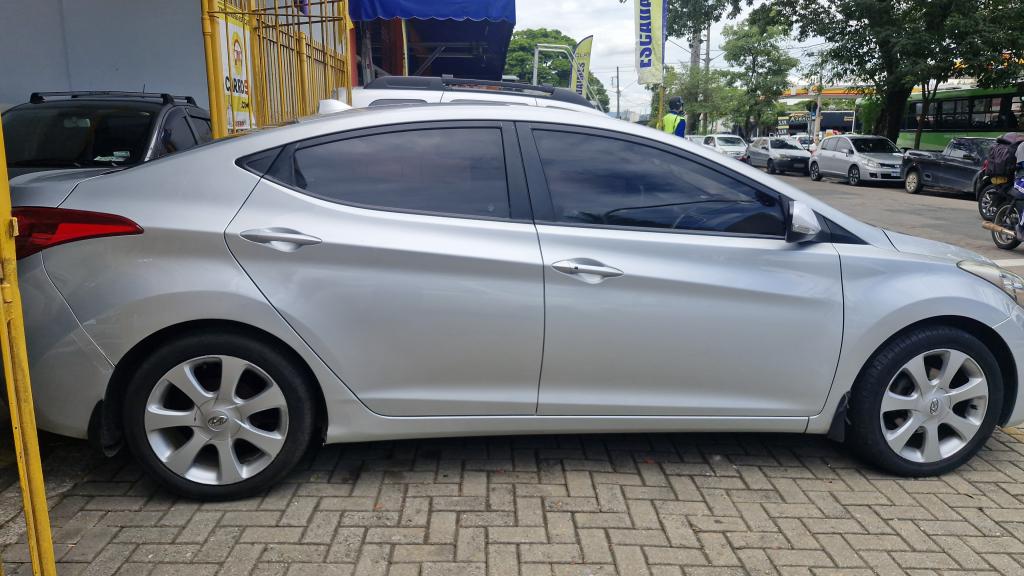 HYUNDAI Elantra - Foto