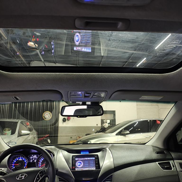 HYUNDAI Elantra - Foto