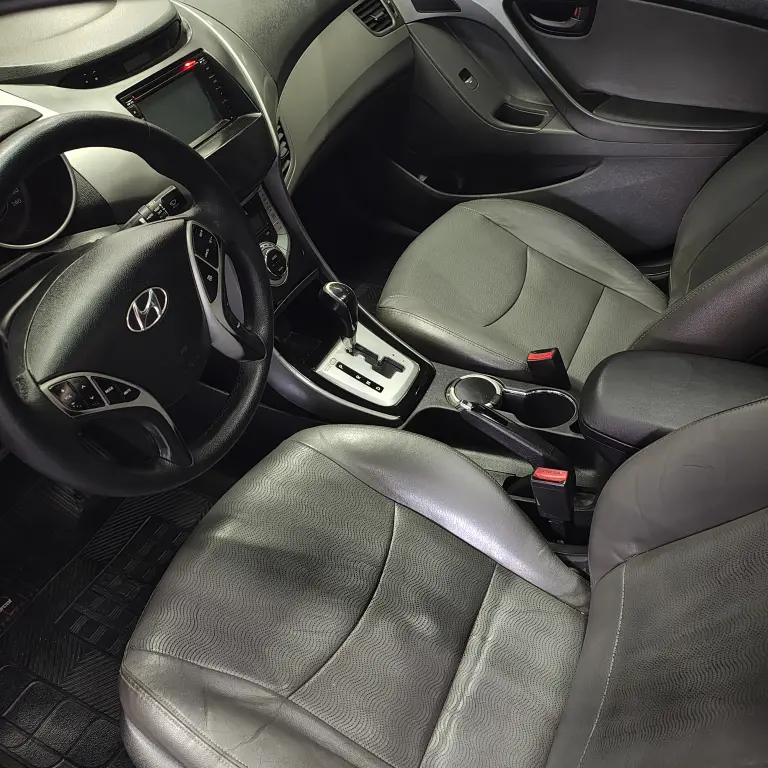 HYUNDAI Elantra - Foto