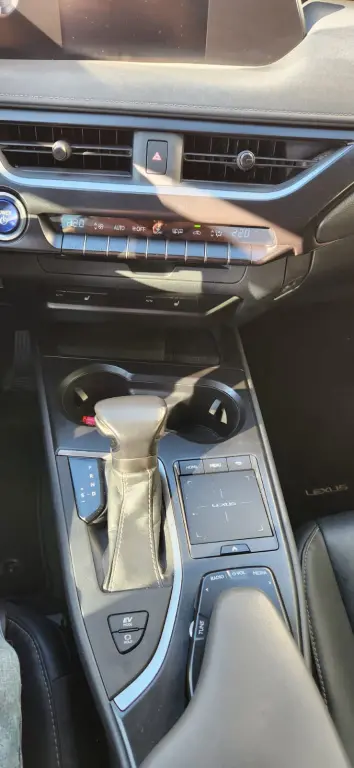 LEXUS UX 250H - Miniatura