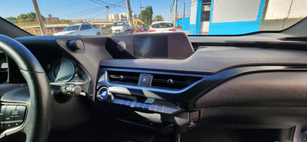 LEXUS UX 250H - Foto