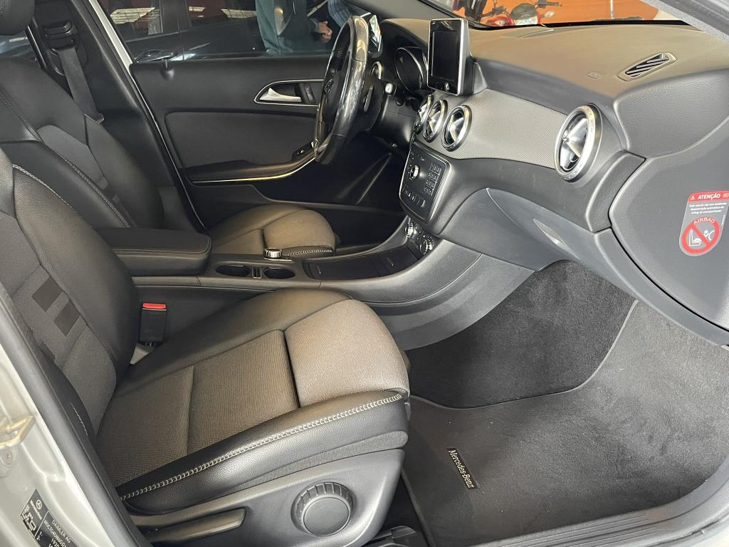 MERCEDES-BENZ GLA 200 - Foto