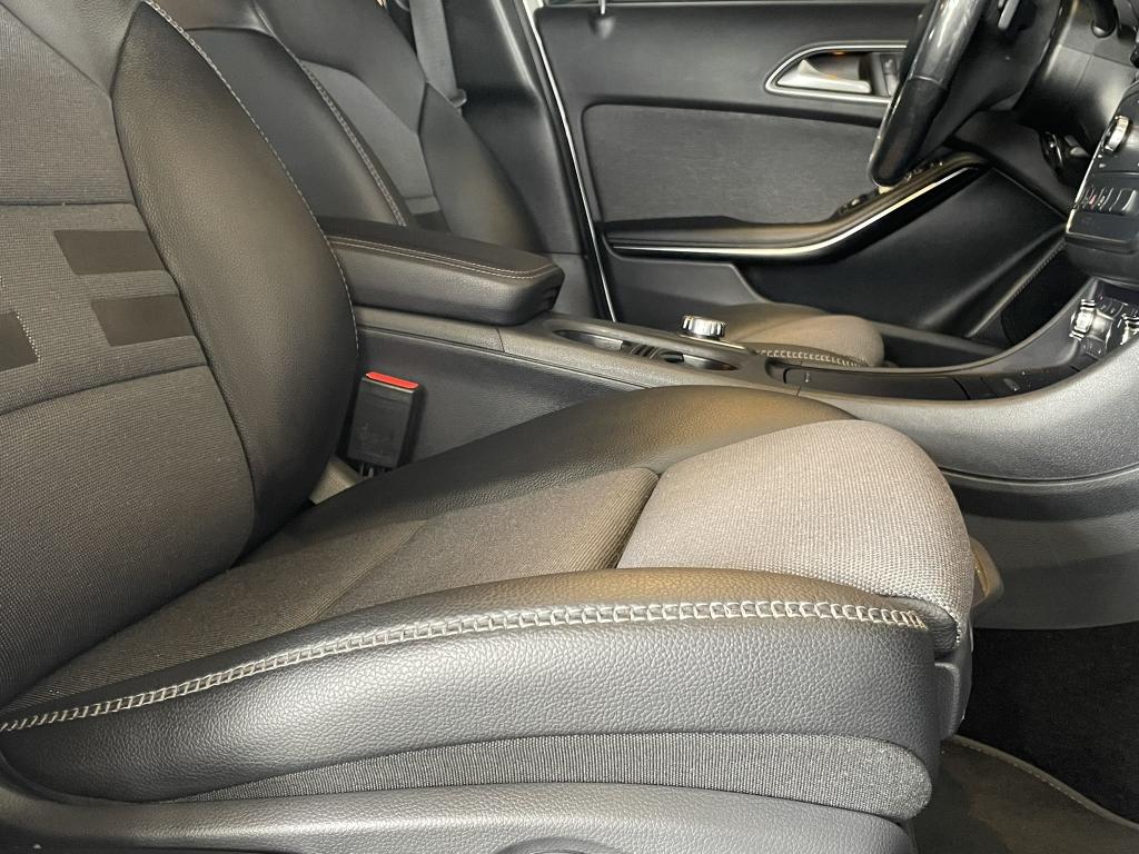 MERCEDES-BENZ GLA 200 - Foto