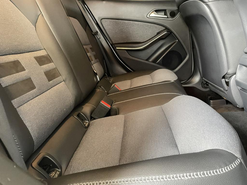 MERCEDES-BENZ GLA 200 - Foto