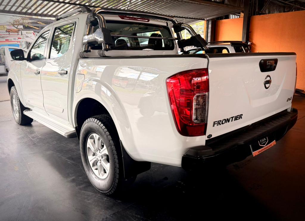 NISSAN Frontier - Foto