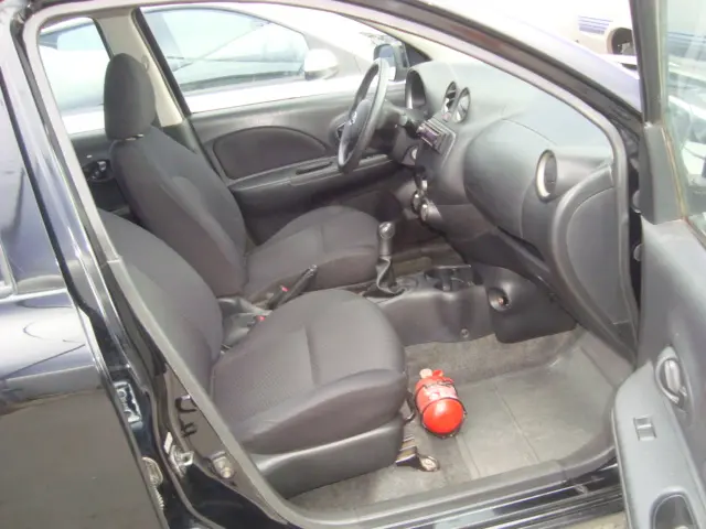 NISSAN March - Foto