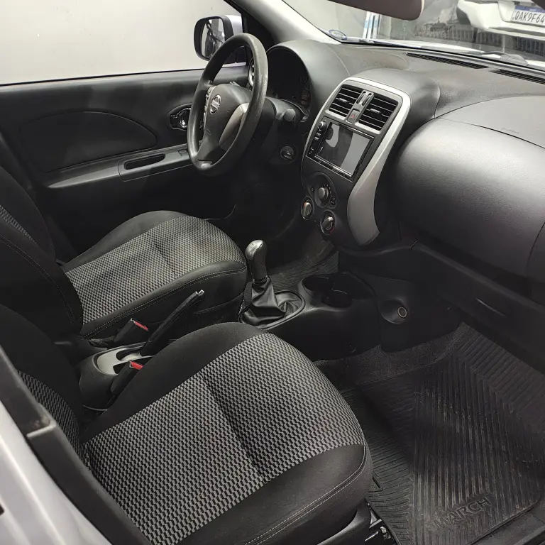 NISSAN March - Foto