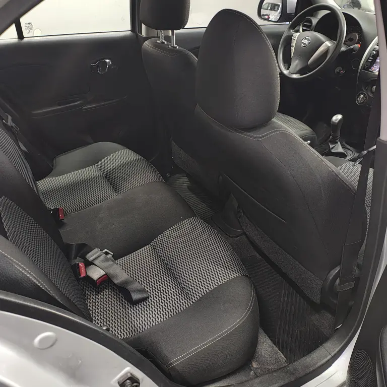 NISSAN March - Foto