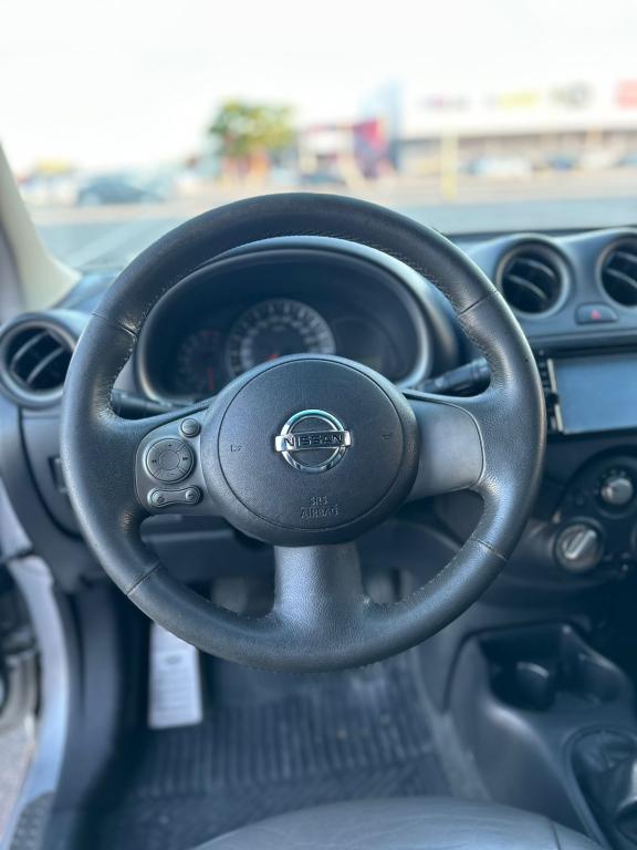 NISSAN March - Foto