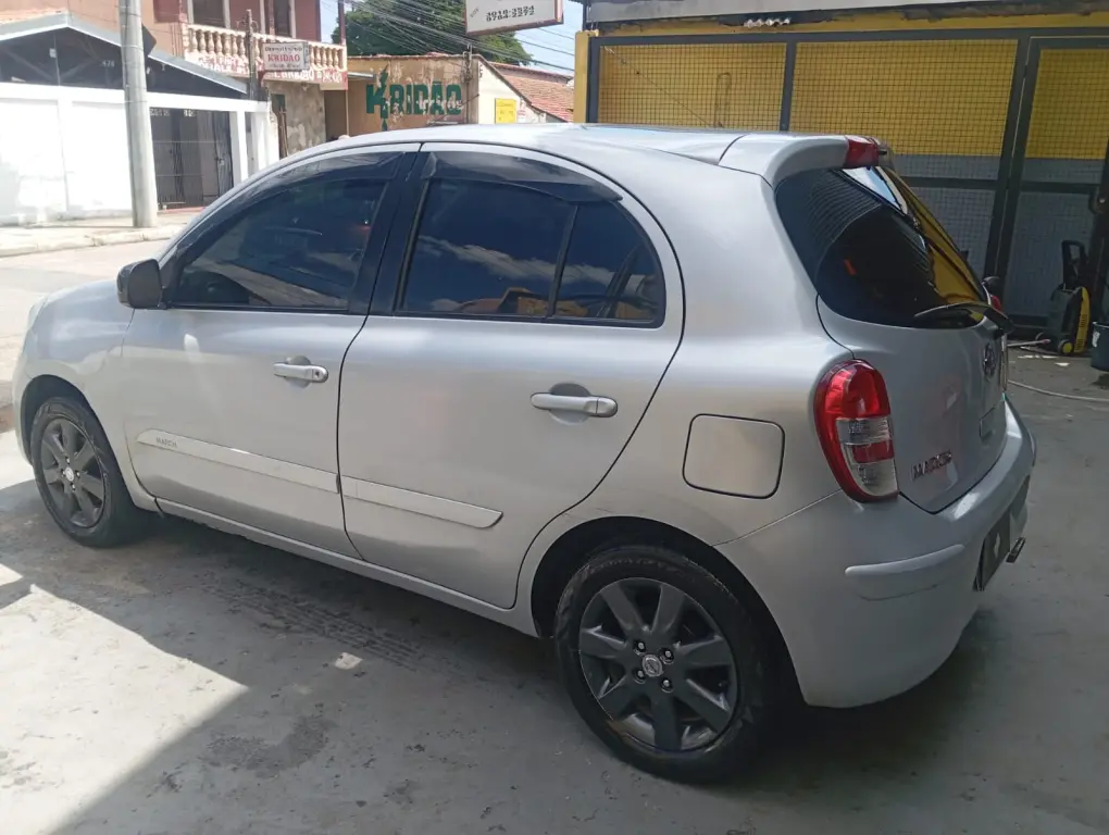 NISSAN March - Foto