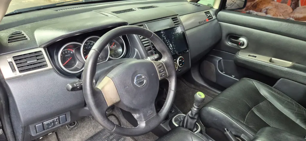NISSAN Tiida Hatch - Foto