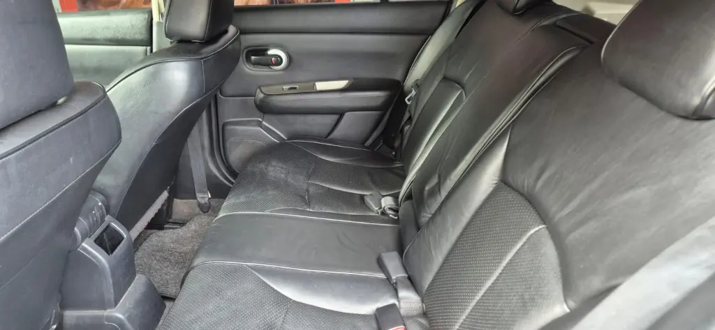 NISSAN Tiida Hatch - Foto
