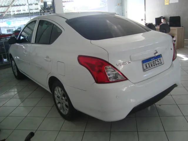 NISSAN Versa Sedan - Foto