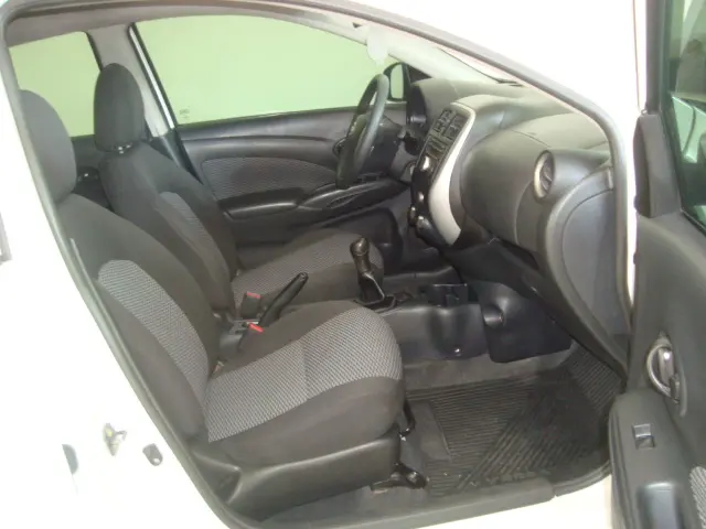 NISSAN Versa Sedan - Foto