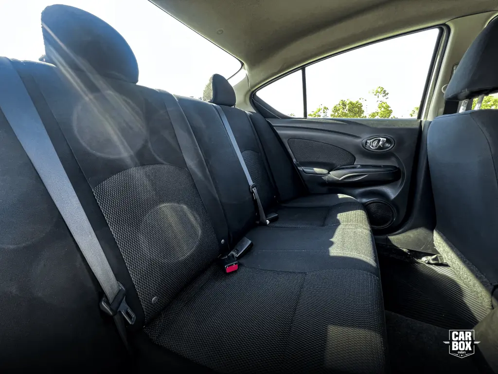 NISSAN Versa Sedan - Foto