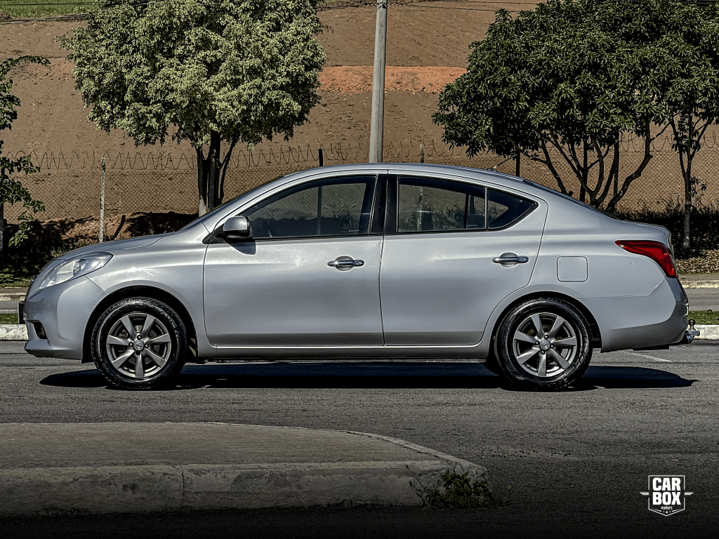 NISSAN Versa Sedan - Foto