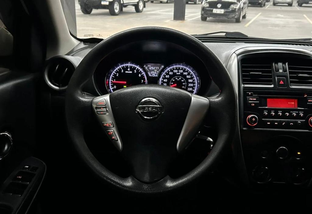 NISSAN Versa Sedan - Foto