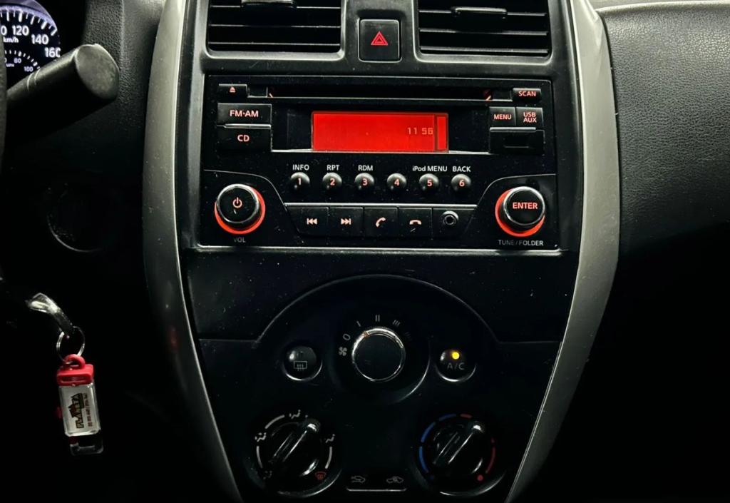 NISSAN Versa Sedan - Foto