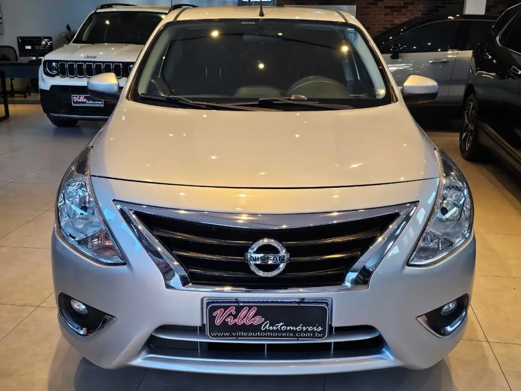 NISSAN Versa Sedan - Foto