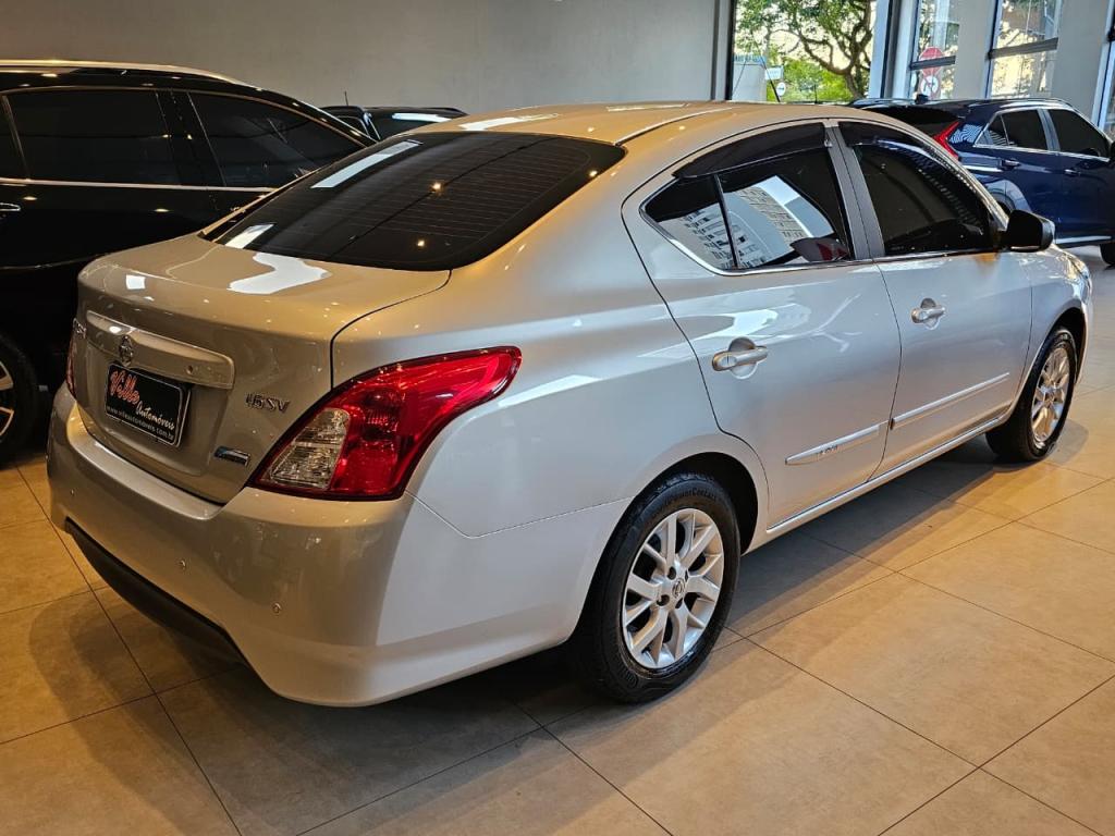 NISSAN Versa Sedan - Foto