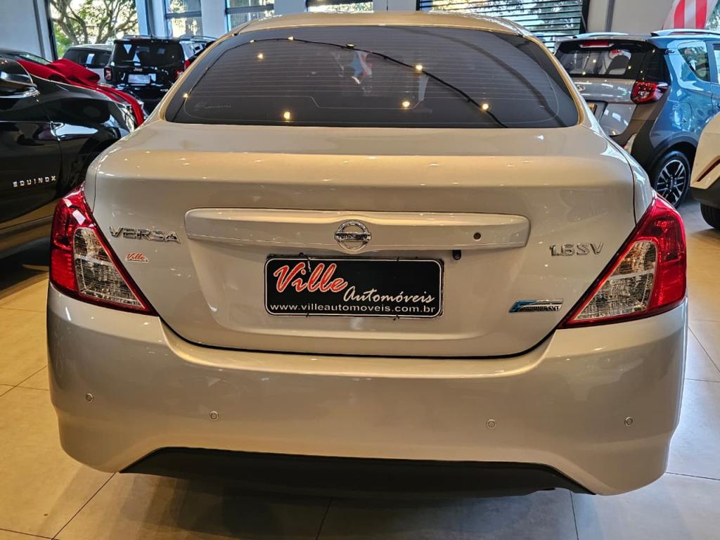 NISSAN Versa Sedan - Foto