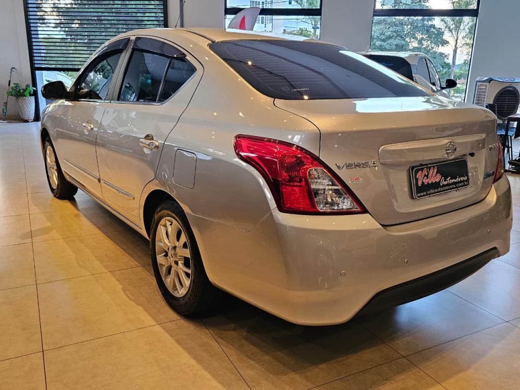 NISSAN Versa Sedan - Foto